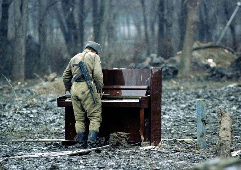 a-russian-soldier-plays-an-abandoned-piano-in-chechnya-1994