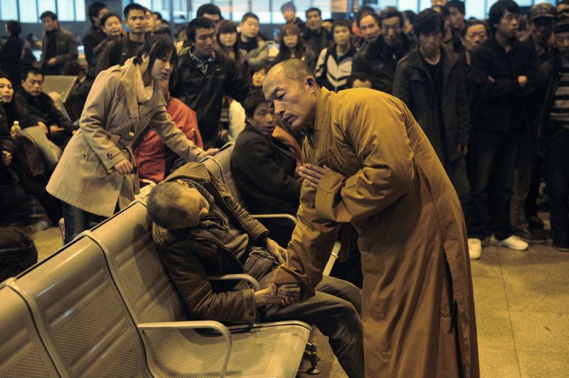 a-monk-prays-for-an-old-man-who-died-while-waiting-for-a-train-in-china