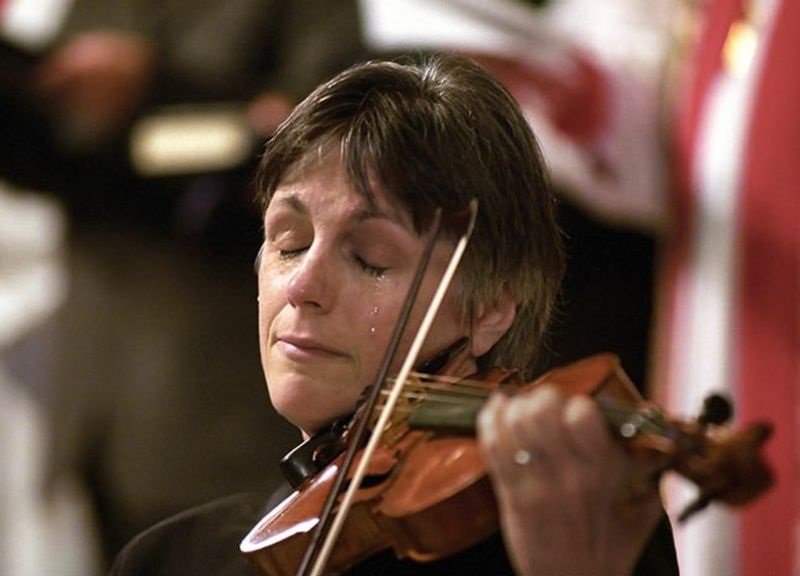 a-violinist-cries-while-playing-at-a-911-memorial-service-in-vancouver