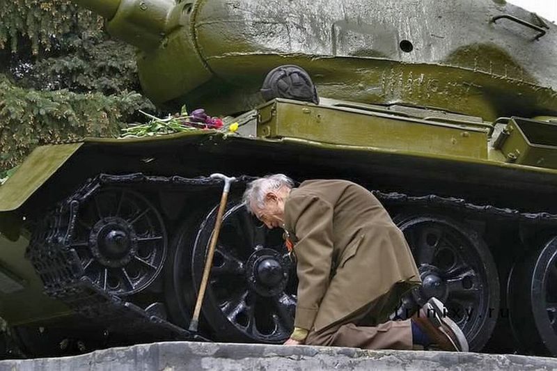 a-war-veteran-from-russia-kneels-in-front-of-a-tank-that-he-spent-the-war-in-the-tank-is-now-a-museum