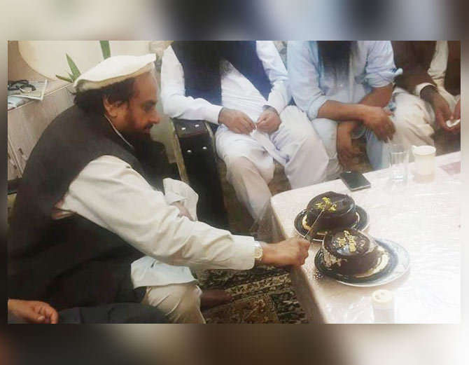 हाफिज सईद ने केक काटकर मनाया अपनी रिहाई का जश्न, कहा कश्मीरियों के लिए लड़ता रहूंगा