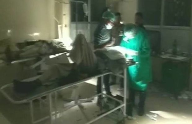 उतर प्रदेश के उन्नाव में डॉक्टर ने किया टॉर्च जलाकर लोगो की आँखों का ऑपरेशन