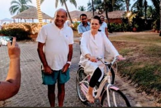 सोनिया गाँधी आज कल गोवा में मना रही है छुट्टियाँ, साइकिलिंग करती हुई नजर आई|