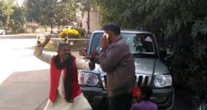 झारखण्ड: बीजेपी नेता ने डीटीओ अधिकारी को नेमप्लेट उतरवाने के कारण पीटा, वायरल हुआ वीडियो|