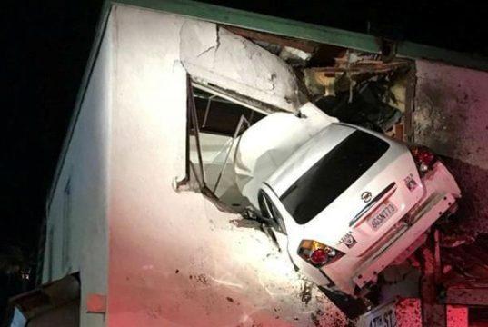 अमेरिका के कैलिफोर्निया में कार डिवाइडर से टकराकर घुसी बिल्डिंग की दूसरी मंजिल में