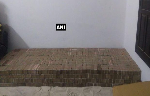 कानपुर: NIA की छापेमारी में बिल्डर के पास से मिले 96 करोड़ के पुराने नोट