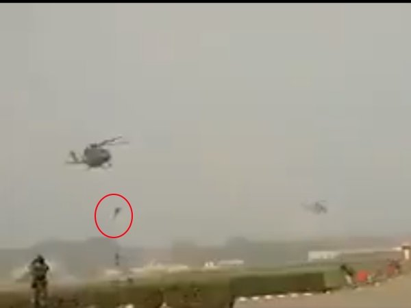 सेना दिवस से पहले हुआ बड़ा हादसा, रिहर्सल के दौरान तीन जवान हेलिकॉप्टर से गिरे, देखे वीडियो