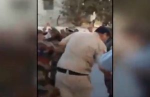 दिल्ली कैंट में सेना के जवानों ने दिल्ली पुलिस कांस्टेबल की पिटाई की, देखे ये वीडियो