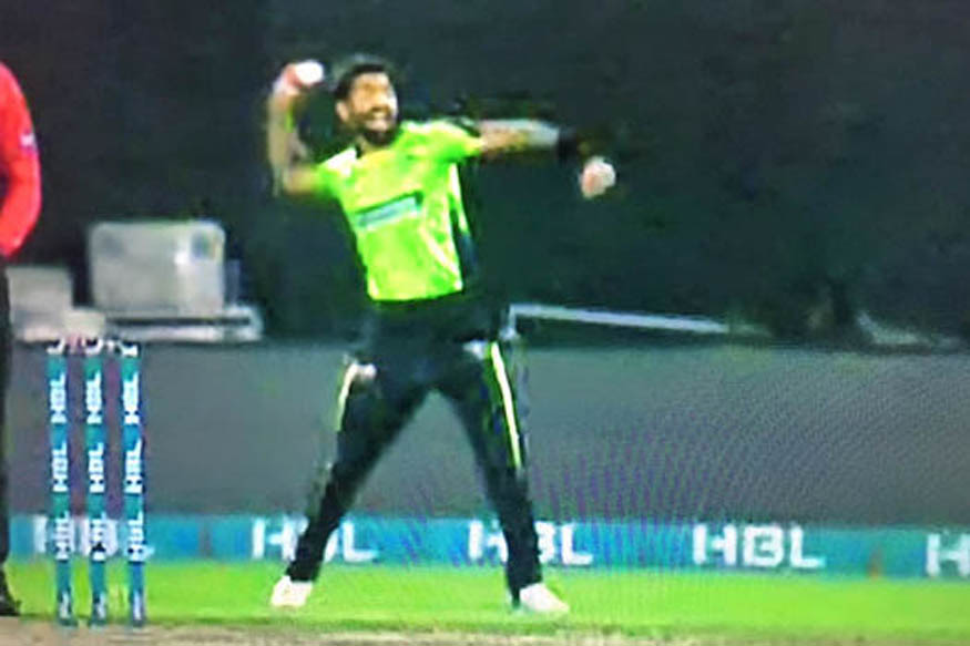 पीएसएल: आपस में भिड़े पाकिस्तानी क्रिकेटर, एक ने दूसरे पर फैंकी गेंद देखे ये वीडियो-