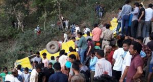 हिमाचल प्रदेश: स्कूल बस खाई में गिरी 26 बच्चों सहित 29 की मौत की खबर