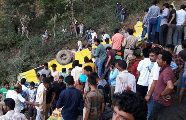 हिमाचल प्रदेश: स्कूल बस खाई में गिरी 26 बच्चों सहित 29 की मौत की खबर