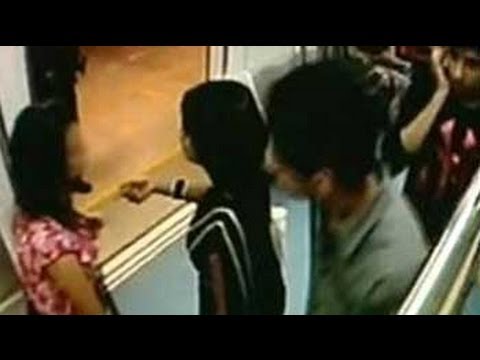 मेट्रो में युवक ने प्राइवेट पार्ट निकाल, लड़की के साथ की छेड़छाड़, यात्रियों ने की जमकर पिटाई
