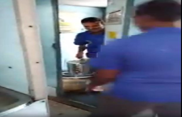 बाथरूम के पानी से चाय बनाते हुए कैमरे में कैद हुआ रेलवे का वेंडर, देखे ये वीडियो-