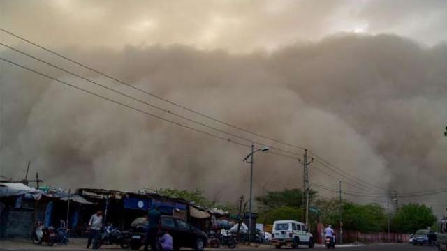 दिल्ली-NCR में मौसम का बदला मिजाज, धूल भरी आंधी के साथ बूंदाबांदी