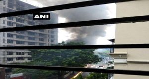मुंबई के रिहायशी इलाके में गिरा चार्टर्ड प्लेन, 4 लोगों की मौत