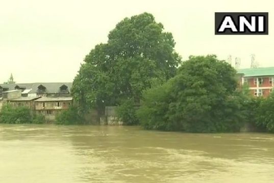 जम्मू-कश्मीर में बाढ़ की चेतावनी जारी, खतरे के निशान से ऊपर बह रही है झेलम नदी