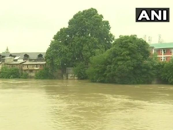 जम्मू-कश्मीर में बाढ़ की चेतावनी जारी, खतरे के निशान से ऊपर बह रही है झेलम नदी