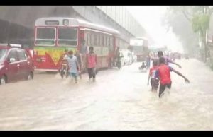 मानसून ने दी मुंबई में दस्तक, भारी बारिश से कई जगह जलभराव