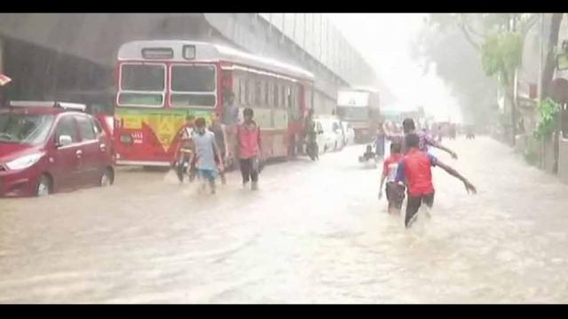 मानसून ने दी मुंबई में दस्तक, भारी बारिश से कई जगह जलभराव