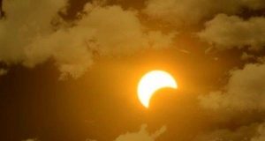 Partial Solar Eclipse: जानिए! आंशिक सूर्य ग्रहण का 12 राशियों पर क्या पड़ेगा असर?