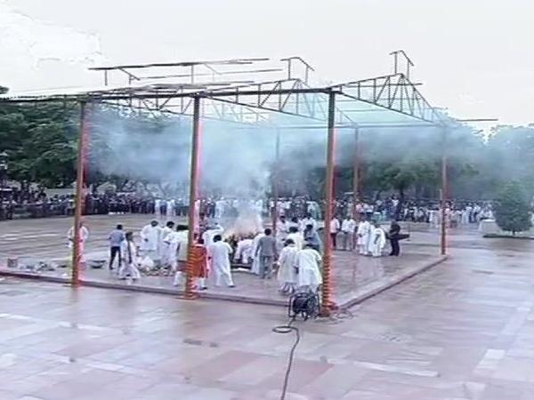 Atal Bihari Vajpayee Funeral Live Update: पूरे राजकीय सम्मान के साथ दी गई अंतिम विदाई