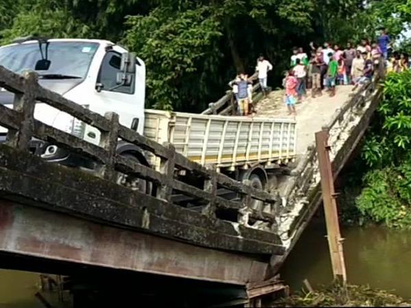 पश्चिम बंगाल के सिलीगुड़ी में टूटा पुल, ट्रक ड्राइवर घायल