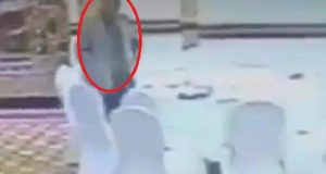 कुवैत के अधिकारी का पर्स चुराते हुए सीसीटीवी में कैद हुआ पाकिस्तानी अधिकारी, देखे वीडियो-