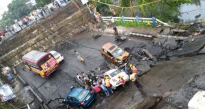 Kolkata Bridge collapses Live Updates: कोलकाता के माजेरहाट में पुल गिरा, राहत बचाव का काम जारी, 9 लोगों मलबे से निकाले गए