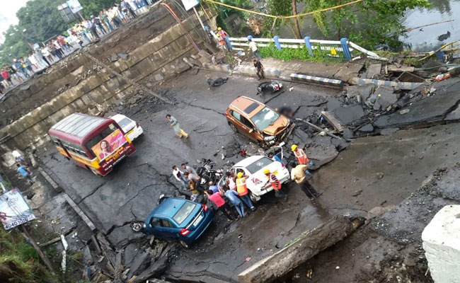 Kolkata Bridge collapses Live Updates: कोलकाता के माजेरहाट में पुल गिरा, राहत बचाव का काम जारी, 9 लोगों मलबे से निकाले गए