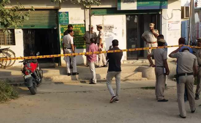दिल्ली में दिनदहाड़े बैंक में लूट, कैशियर की गोली लगने से मौत, देखे सीसीटीवी वीडियो-