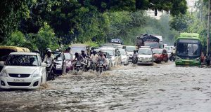 दिल्ली-एनसीआर में तेज बारिश के साथ गिरे ओले, जलजमाव के कारण कई इलाकों में लगा जाम