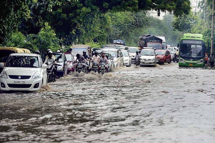 दिल्ली-एनसीआर में तेज बारिश के साथ गिरे ओले, जलजमाव के कारण कई इलाकों में लगा जाम