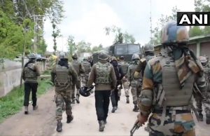जम्मू-कश्मीर के शोपियां में सुरक्षा बलों और आतंकियों के बीच मुठभेड़, हिजबुल का टॉप कमांडर्स के मारे जाने की खबर