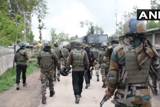 जम्मू-कश्मीर के शोपियां में सुरक्षा बलों और आतंकियों के बीच मुठभेड़, हिजबुल का टॉप कमांडर्स के मारे जाने की खबर