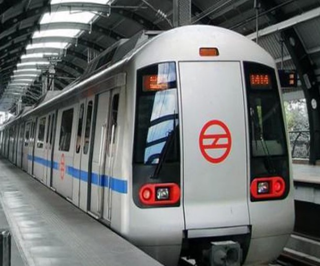 Delhi Metro Viral Video: दिल्ली मेट्रो में रोमांस करते हुए कपल का वीडियो अश्लील वेबसाइट पर हुआ अपलोड