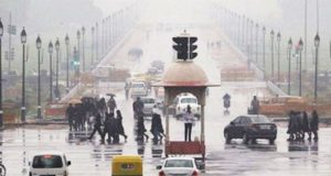 दिल्ली के कई इलाकों में तेज हवा के साथ हुई बारिश, प्रदूषण से मिलेगी राहत, बढ़ेगी ठंड