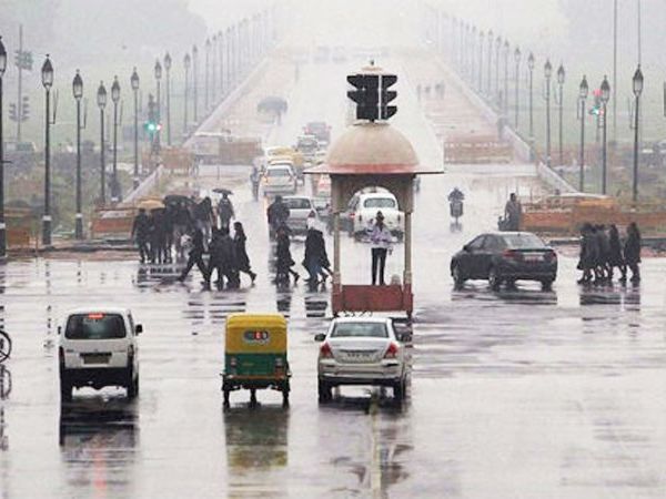 दिल्ली के कई इलाकों में तेज हवा के साथ हुई बारिश, प्रदूषण से मिलेगी राहत, बढ़ेगी ठंड 