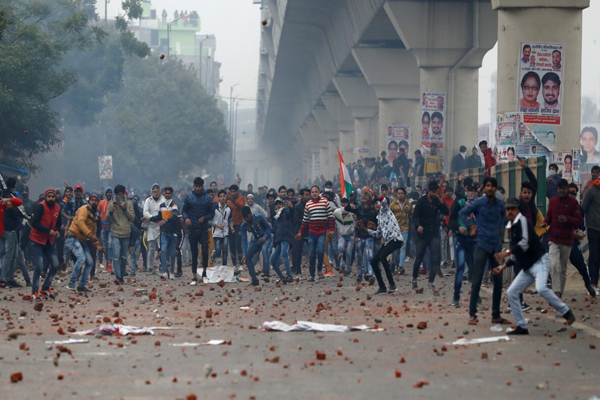 दिल्ली के सीलमपुर और जफराबाद में CAB के खिलाफ भारी विरोध प्रदर्शन, पुलिस पर किया पथराव