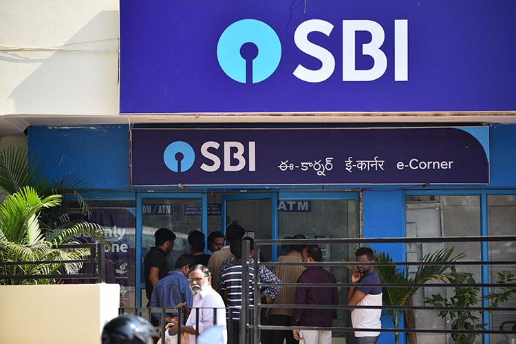 SBI लाया ATM से पैसे निकालने का नया नियम, 1 जनवरी 2020 से होगा लागू