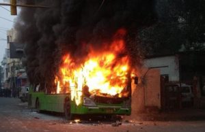 नागरिकता संशोधन बिल के खिलाफ दिल्ली में हिंसक हुआ प्रदर्शन, DTC की बसों में लगाई आग