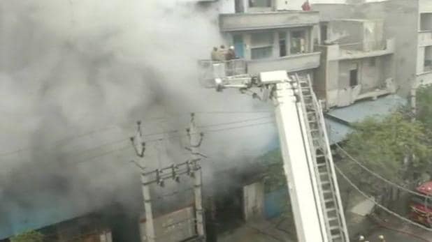 दिल्ली के नरेला 2 फैक्ट्री में लगी भीषण आग, दमकल की 36 गाड़ियां आग बुझाने में लगी