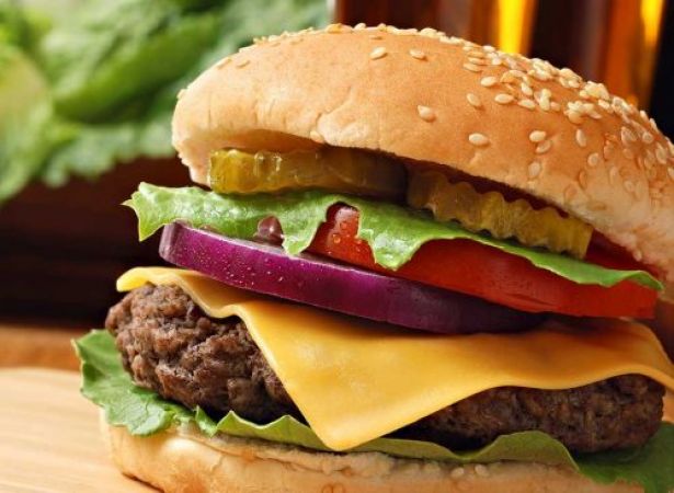 बर्गर के अंदर कांच के टुकड़े की वजह से कटा व्यक्ति का गला