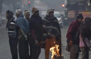 दिल्ली में रिकॉर्ड तोड़ ठंड से नहीं मिलेगी जल्द राहत, बारिश होने की संभावना