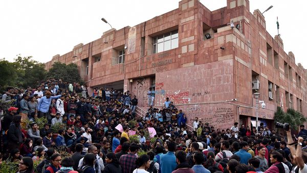 जेएनयू हिंसा Live Updates: दिल्ली पुलिस किया केस दर्ज, क्राइम ब्रांच करेगी जांच, ग्रह मंत्री ने की LG से बात