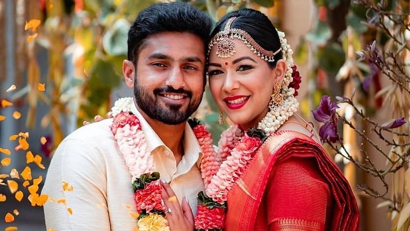 क्रिकेटर करुण नायर ने गर्लफ्रेंड सनाया टंकरीवाला के साथ की रचाई शादी देखे Photo, Video