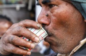 Can Coronavirus (COVID-19) Be Prevented or Eliminated by Drinking Tea and Coffee? पेपर कप में चाय पीने से आप कोरोनावायरस पर लगाम लगा सकते है ? जाने Viral News