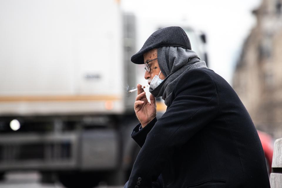 Coronavirus & Cigarettes The study found no evidence that age or gender has any effect on ACE2 levels in the lung. But in the lungs of people who smoke cigarettes it is produced in huge amounts.