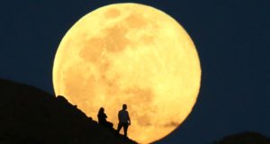 Beautiful Sher On Moon, Moon Shayari, Status, Quotes in Hindi in English for Whatsapp, Facebook, Instagram Reels with HD Image, मून हिंदी शायरी, चाँद शायरी, चाँद कोट्स