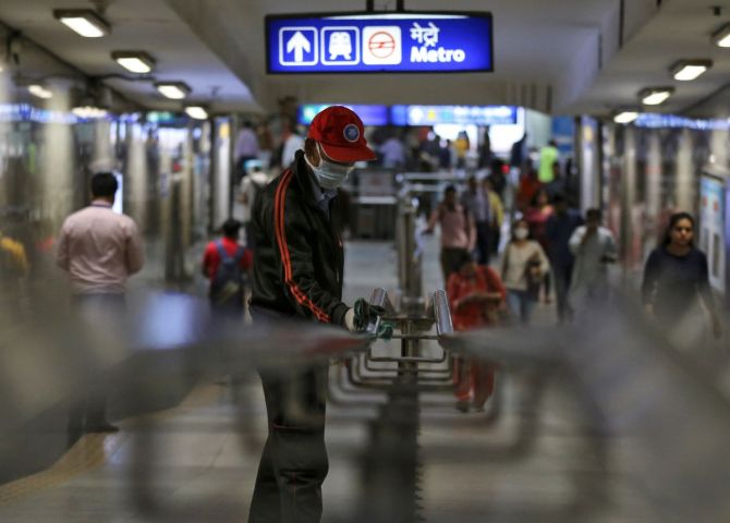 Delhi Metro Guidelines News - DMRC rules, Delhi Metro में DMRC के गाइडलाइंस की जमकर उड़ रही है धज्जियां, Delhi Metro Services, Delhi Metro News Today, Delhi Metro Viral Video