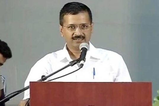 Delhi News in Hindi - 8000 किलो राशन स्कूलों में सड़ गया, केजरीवाल सरकार पर भ्रष्टाचार और लापरवाही का आरोप, delhi latest news, delhi bjp raid, viral video, kejriwal raid, ration mafia